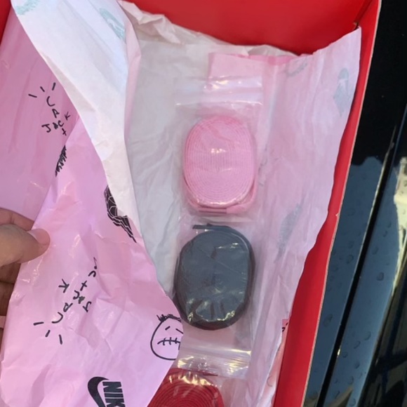 Jordan 1 Travis Scott - Picture 4 of 5